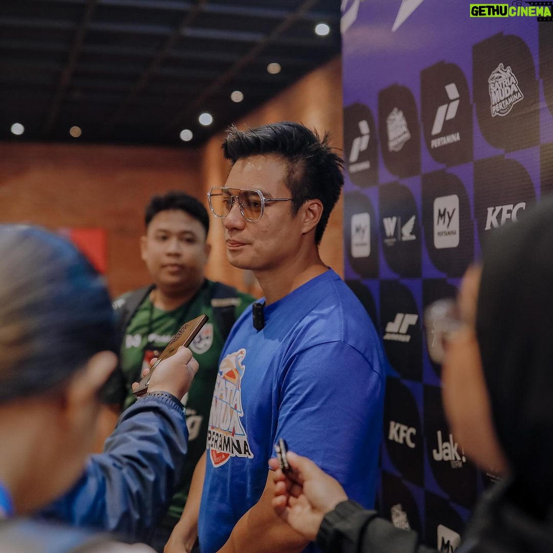 Baim Wong Instagram - Kejadian menggemaskan 2 anak ini ga mau ditinggal papahnya. Akhirnya ngajak mereka dateng ke acara Satria Muda. Terima kasih untuk semua sponsor yg selalu mendukung Satria Muda π Musim ini akan sangat sangat menyenangkan. Mari kita naik roller coaster sama2, kita nikmati perjalanan ini sampai nanti insyaallah juara.