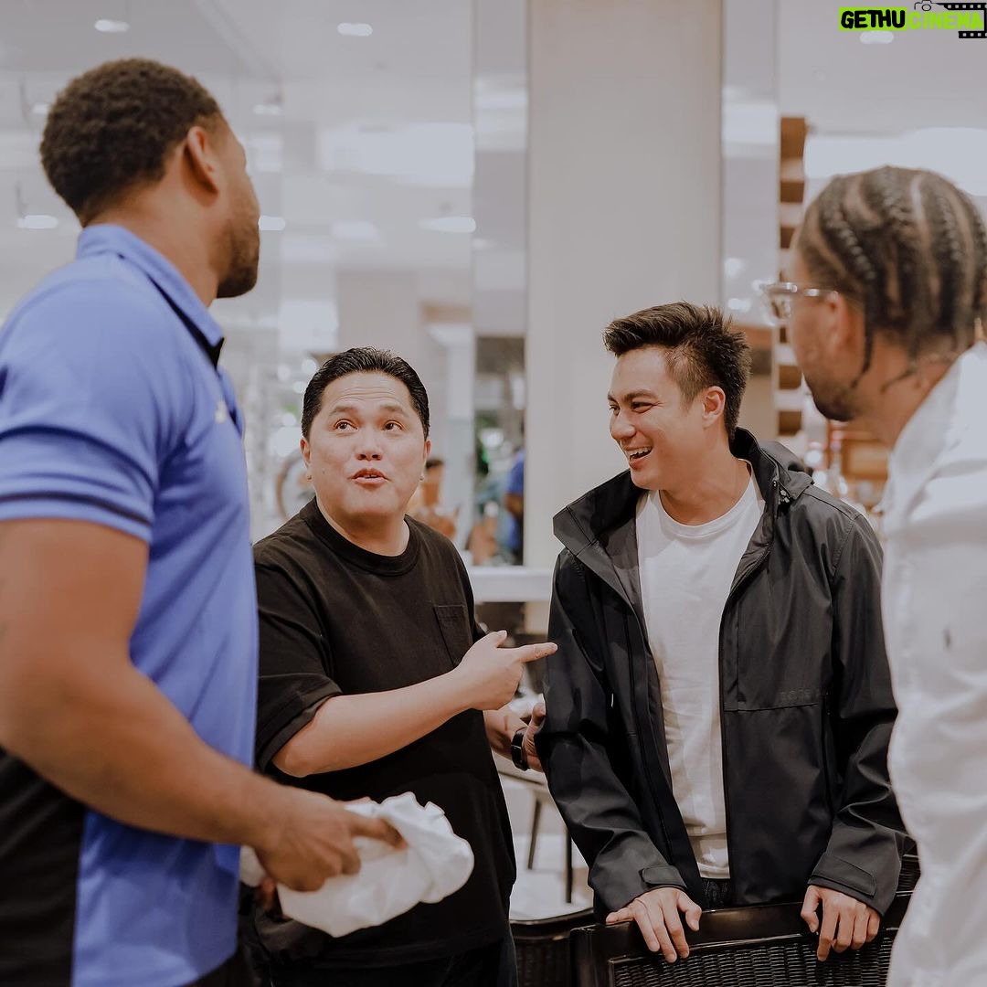 Baim Wong Instagram - Merhatiin cara kerjanya, visinya yg besar, dan tidak pernah membeda2kan status sosial sesorang, sangat memanusiakan manusia. Pak ET salah satu mentor terbaik saya. Gas trus π @smpertamina Musim ini tambah berat, tapi kita tambah seneng !! Kalau aman2 aja, ga bikin diri kita lebih baik. Gas IBL 2024 π₯πͺ 13 Januari 2024