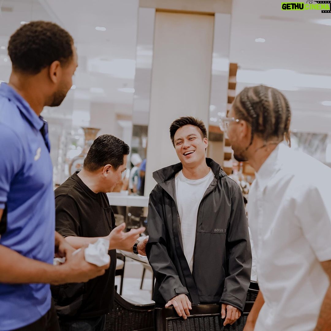 Baim Wong Instagram - Merhatiin cara kerjanya, visinya yg besar, dan tidak pernah membeda2kan status sosial sesorang, sangat memanusiakan manusia. Pak ET salah satu mentor terbaik saya. Gas trus π @smpertamina Musim ini tambah berat, tapi kita tambah seneng !! Kalau aman2 aja, ga bikin diri kita lebih baik. Gas IBL 2024 π₯πͺ 13 Januari 2024
