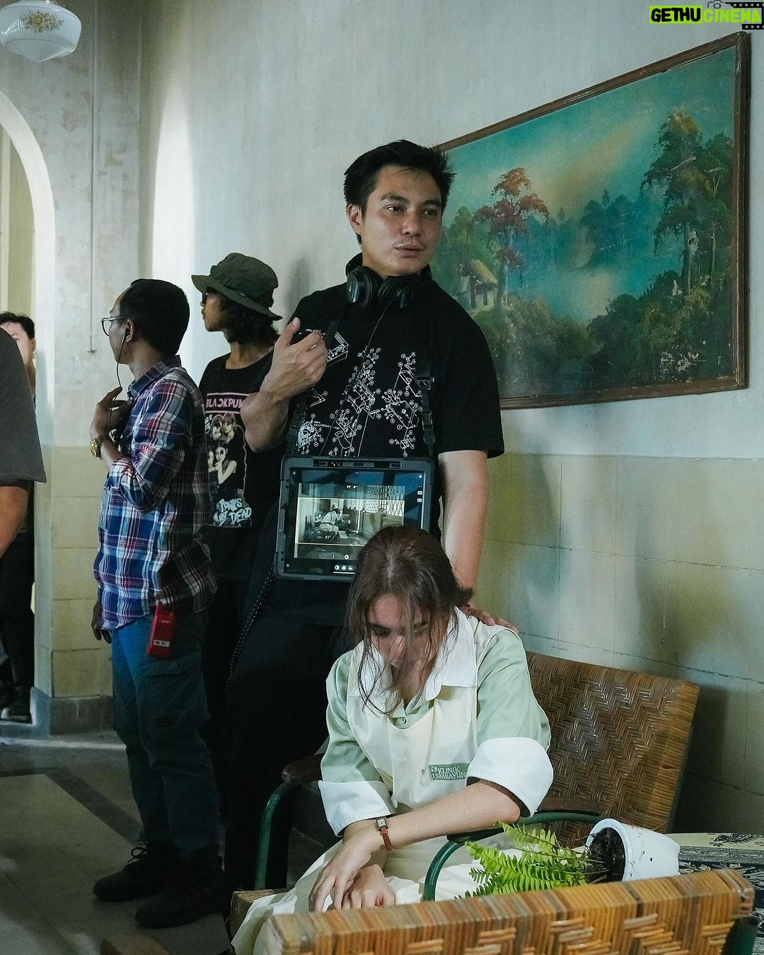 Baim Wong Instagram - Ketika berada di pencapaian emosi yg tinggi, itulah indahnya menjadi aktor. Biasa saya yg ada di set, sekarang saya yg menenangkan setelah cut. Film horor ini akan sangat berbeda 🔥😊 Lembayung 2024