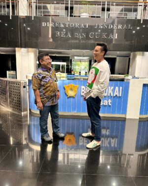 Baim Wong Instagram - Langsung aja ke Bea Cukai nya. 
Kalau ga salah, ngapain takut 😁
Bukti2 jg dibawa ke bea cukai.

Eh tapi kalau ga rame beritanya, saya ga akan kenal sama Direktur Bea Cukai Pak Nirwala ❤️
Semua staff disana baik bgt, kantor rasa rumah 😍