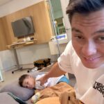 Baim Wong Instagram - Adek2 jgn kebanyakan makan es krim, coklat, sama permen ya. Nanti sakit kaya Kiano. Papahnya jg salah, suka kasih trus. Muntah sampe 9X, kata dokter kena bakteri. Langsung pulang jkt