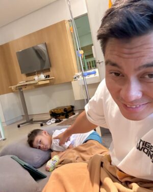 Baim Wong Instagram - Adek2 jgn kebanyakan makan es krim, coklat, sama permen ya. Nanti sakit kaya Kiano.
Papahnya jg salah, suka kasih trus. 
Muntah sampe 9X, kata dokter kena bakteri.

Langsung pulang jkt