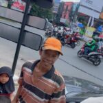 Baim Wong Instagram - Dulu pernah janji sama 1 keluarga ini, kalau nanti udah buka, makan aja ya kalau mau, ga usah bayar. Kemaren ga sengaja ketemu, saya langsung nanya, kalian udah makan blm? Udah pak, saya kebetulan makan tiap hari disini. Gpp kan pak? Gpp dong ❤️