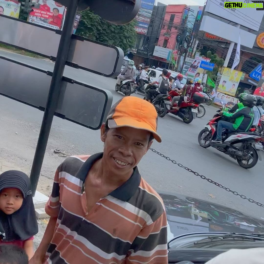 Baim Wong Instagram - Dulu pernah janji sama 1 keluarga ini, kalau nanti udah buka, makan aja ya kalau mau, ga usah bayar. Kemaren ga sengaja ketemu, saya langsung nanya, kalian udah makan blm? Udah pak, saya kebetulan makan tiap hari disini. Gpp kan pak? Gpp dong ❤️
