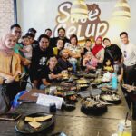 Baim Wong Instagram - Dulu pernah janji sama 1 keluarga ini, kalau nanti udah buka, makan aja ya kalau mau, ga usah bayar. Kemaren ga sengaja ketemu, saya langsung nanya, kalian udah makan blm? Udah pak, saya kebetulan makan tiap hari disini. Gpp kan pak? Gpp dong ❤️