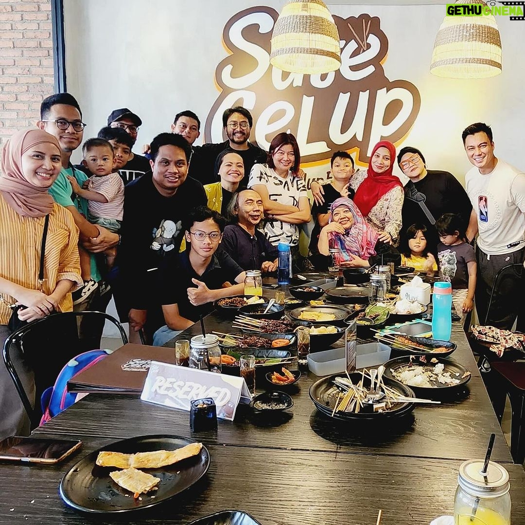 Baim Wong Instagram - Dulu pernah janji sama 1 keluarga ini, kalau nanti udah buka, makan aja ya kalau mau, ga usah bayar. Kemaren ga sengaja ketemu, saya langsung nanya, kalian udah makan blm? Udah pak, saya kebetulan makan tiap hari disini. Gpp kan pak? Gpp dong ❤️