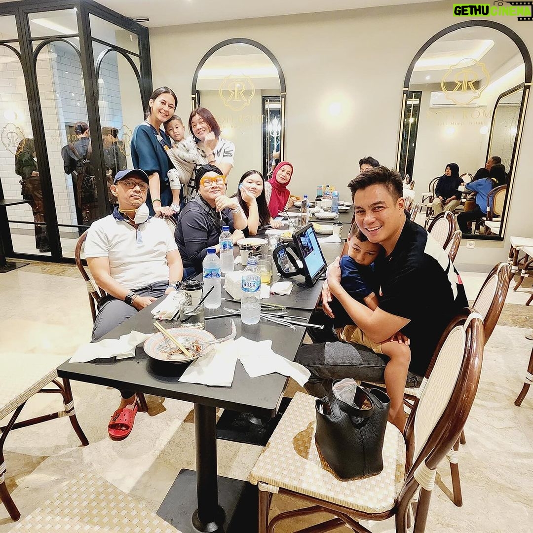 Baim Wong Instagram - Dulu pernah janji sama 1 keluarga ini, kalau nanti udah buka, makan aja ya kalau mau, ga usah bayar. Kemaren ga sengaja ketemu, saya langsung nanya, kalian udah makan blm? Udah pak, saya kebetulan makan tiap hari disini. Gpp kan pak? Gpp dong ❤️