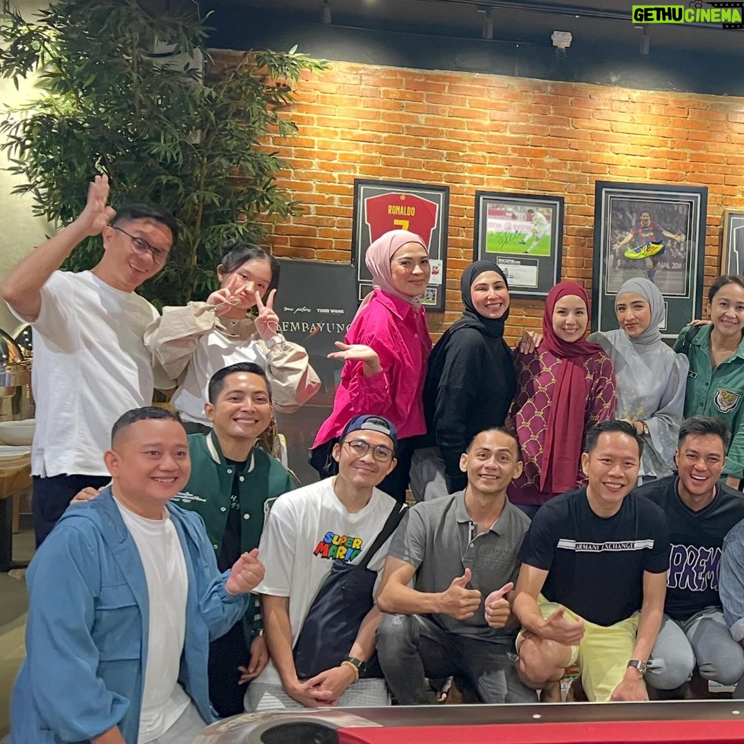 Baim Wong Instagram - Seru banget ketemu temen2 dengan visi yg sama. Walaupun banyak pertanyaan, malah itu yg kita seneng. Kalau masih ragu tanya aja trus, tp kalau sudah yakin, saatnya kita kerja keras ! Ga sabar meroket bareng di 2024 π₯πͺ Siapapun yg mau gabung di @tigerwongagency mari bareng2 kita π₯π Yuk cari cuan bareng !!