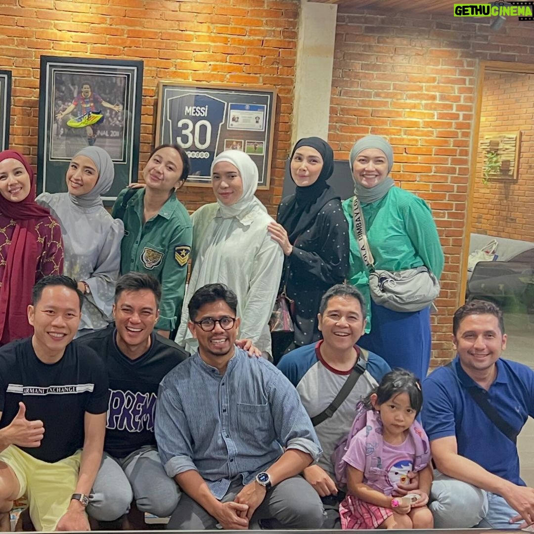 Baim Wong Instagram - Seru banget ketemu temen2 dengan visi yg sama. Walaupun banyak pertanyaan, malah itu yg kita seneng. Kalau masih ragu tanya aja trus, tp kalau sudah yakin, saatnya kita kerja keras ! Ga sabar meroket bareng di 2024 π₯πͺ Siapapun yg mau gabung di @tigerwongagency mari bareng2 kita π₯π Yuk cari cuan bareng !!