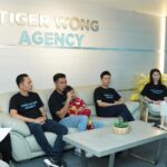 Baim Wong Instagram - Kemarin baru aja press con untuk Tiger Wong Agency. Terima kasih buat temen2 semua yg sudah menanyakan keadaan saya dan keluarga. Kita baik2 aja ❤️ Alhamdulilah tamu undangan semua baik2 aja. Walaupun ada musibah, banyak sekali talent dan creator yg bergabung dengan kami setelah kejadian, menjadikan kami tetap di visinya. Saya sendiri bingung, ini musibah atau sebaliknya? Terima kasih buat kepercayaan kalian, kita akan menjaga kepercayaannya ❤️😊 Renovasi langsung dilakukan, karena oprasional dan sistem kerja sudah berjalan. Saya sengaja selipkan foto di slide terakhir, untuk selalu mengingatkan saya, "Sesuatu tidak semuanya berjalan sesuai rencana, tp jgn pernah kita kalah dengan keadaan. Apapun yg terjadi, selalu ucapkan alhamdulilah, karena semua kejadian itu terjadi seijinNya."