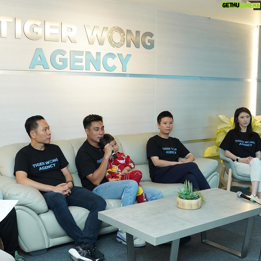 Baim Wong Instagram - Kemarin baru aja press con untuk Tiger Wong Agency. Terima kasih buat temen2 semua yg sudah menanyakan keadaan saya dan keluarga. Kita baik2 aja ❤️ Alhamdulilah tamu undangan semua baik2 aja. Walaupun ada musibah, banyak sekali talent dan creator yg bergabung dengan kami setelah kejadian, menjadikan kami tetap di visinya. Saya sendiri bingung, ini musibah atau sebaliknya? Terima kasih buat kepercayaan kalian, kita akan menjaga kepercayaannya ❤️😊 Renovasi langsung dilakukan, karena oprasional dan sistem kerja sudah berjalan. Saya sengaja selipkan foto di slide terakhir, untuk selalu mengingatkan saya, "Sesuatu tidak semuanya berjalan sesuai rencana, tp jgn pernah kita kalah dengan keadaan. Apapun yg terjadi, selalu ucapkan alhamdulilah, karena semua kejadian itu terjadi seijinNya."
