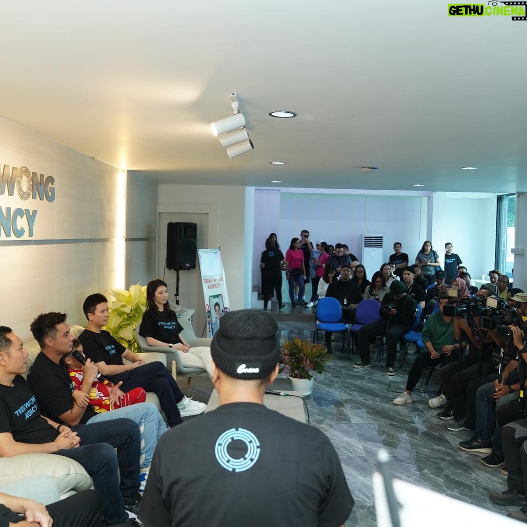 Baim Wong Instagram - Kemarin baru aja press con untuk Tiger Wong Agency. Terima kasih buat temen2 semua yg sudah menanyakan keadaan saya dan keluarga. Kita baik2 aja ❤️ Alhamdulilah tamu undangan semua baik2 aja. Walaupun ada musibah, banyak sekali talent dan creator yg bergabung dengan kami setelah kejadian, menjadikan kami tetap di visinya. Saya sendiri bingung, ini musibah atau sebaliknya? Terima kasih buat kepercayaan kalian, kita akan menjaga kepercayaannya ❤️😊 Renovasi langsung dilakukan, karena oprasional dan sistem kerja sudah berjalan. Saya sengaja selipkan foto di slide terakhir, untuk selalu mengingatkan saya, "Sesuatu tidak semuanya berjalan sesuai rencana, tp jgn pernah kita kalah dengan keadaan. Apapun yg terjadi, selalu ucapkan alhamdulilah, karena semua kejadian itu terjadi seijinNya."
