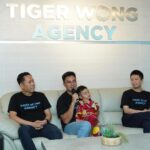 Baim Wong Instagram - Kemarin baru aja press con untuk Tiger Wong Agency. Terima kasih buat temen2 semua yg sudah menanyakan keadaan saya dan keluarga. Kita baik2 aja ❤️ Alhamdulilah tamu undangan semua baik2 aja. Walaupun ada musibah, banyak sekali talent dan creator yg bergabung dengan kami setelah kejadian, menjadikan kami tetap di visinya. Saya sendiri bingung, ini musibah atau sebaliknya? Terima kasih buat kepercayaan kalian, kita akan menjaga kepercayaannya ❤️😊 Renovasi langsung dilakukan, karena oprasional dan sistem kerja sudah berjalan. Saya sengaja selipkan foto di slide terakhir, untuk selalu mengingatkan saya, "Sesuatu tidak semuanya berjalan sesuai rencana, tp jgn pernah kita kalah dengan keadaan. Apapun yg terjadi, selalu ucapkan alhamdulilah, karena semua kejadian itu terjadi seijinNya."