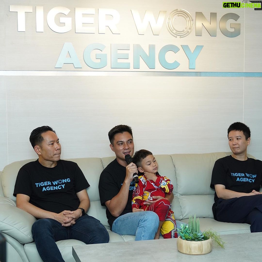Baim Wong Instagram - Kemarin baru aja press con untuk Tiger Wong Agency. Terima kasih buat temen2 semua yg sudah menanyakan keadaan saya dan keluarga. Kita baik2 aja ❤️ Alhamdulilah tamu undangan semua baik2 aja. Walaupun ada musibah, banyak sekali talent dan creator yg bergabung dengan kami setelah kejadian, menjadikan kami tetap di visinya. Saya sendiri bingung, ini musibah atau sebaliknya? Terima kasih buat kepercayaan kalian, kita akan menjaga kepercayaannya ❤️😊 Renovasi langsung dilakukan, karena oprasional dan sistem kerja sudah berjalan. Saya sengaja selipkan foto di slide terakhir, untuk selalu mengingatkan saya, "Sesuatu tidak semuanya berjalan sesuai rencana, tp jgn pernah kita kalah dengan keadaan. Apapun yg terjadi, selalu ucapkan alhamdulilah, karena semua kejadian itu terjadi seijinNya."