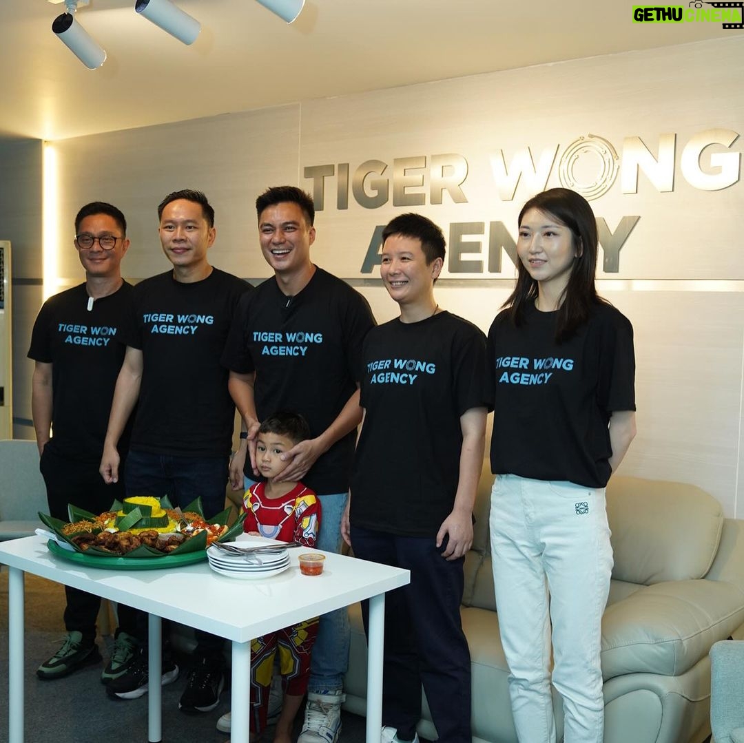 Baim Wong Instagram - Kemarin baru aja press con untuk Tiger Wong Agency. Terima kasih buat temen2 semua yg sudah menanyakan keadaan saya dan keluarga. Kita baik2 aja ❤️ Alhamdulilah tamu undangan semua baik2 aja. Walaupun ada musibah, banyak sekali talent dan creator yg bergabung dengan kami setelah kejadian, menjadikan kami tetap di visinya. Saya sendiri bingung, ini musibah atau sebaliknya? Terima kasih buat kepercayaan kalian, kita akan menjaga kepercayaannya ❤️😊 Renovasi langsung dilakukan, karena oprasional dan sistem kerja sudah berjalan. Saya sengaja selipkan foto di slide terakhir, untuk selalu mengingatkan saya, "Sesuatu tidak semuanya berjalan sesuai rencana, tp jgn pernah kita kalah dengan keadaan. Apapun yg terjadi, selalu ucapkan alhamdulilah, karena semua kejadian itu terjadi seijinNya."