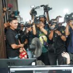 Baim Wong Instagram - Kemarin baru aja press con untuk Tiger Wong Agency. Terima kasih buat temen2 semua yg sudah menanyakan keadaan saya dan keluarga. Kita baik2 aja ❤️ Alhamdulilah tamu undangan semua baik2 aja. Walaupun ada musibah, banyak sekali talent dan creator yg bergabung dengan kami setelah kejadian, menjadikan kami tetap di visinya. Saya sendiri bingung, ini musibah atau sebaliknya? Terima kasih buat kepercayaan kalian, kita akan menjaga kepercayaannya ❤️😊 Renovasi langsung dilakukan, karena oprasional dan sistem kerja sudah berjalan. Saya sengaja selipkan foto di slide terakhir, untuk selalu mengingatkan saya, "Sesuatu tidak semuanya berjalan sesuai rencana, tp jgn pernah kita kalah dengan keadaan. Apapun yg terjadi, selalu ucapkan alhamdulilah, karena semua kejadian itu terjadi seijinNya."