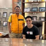 Baim Wong Instagram - Nyampe juga di tempat Crazy rich Grobogan Pak @js_buana !! Bangun jalan pake uang sendiri. Keren bgtt !! Kita meeting dulu ya di Jokowi Room 😎✌️ Bandung