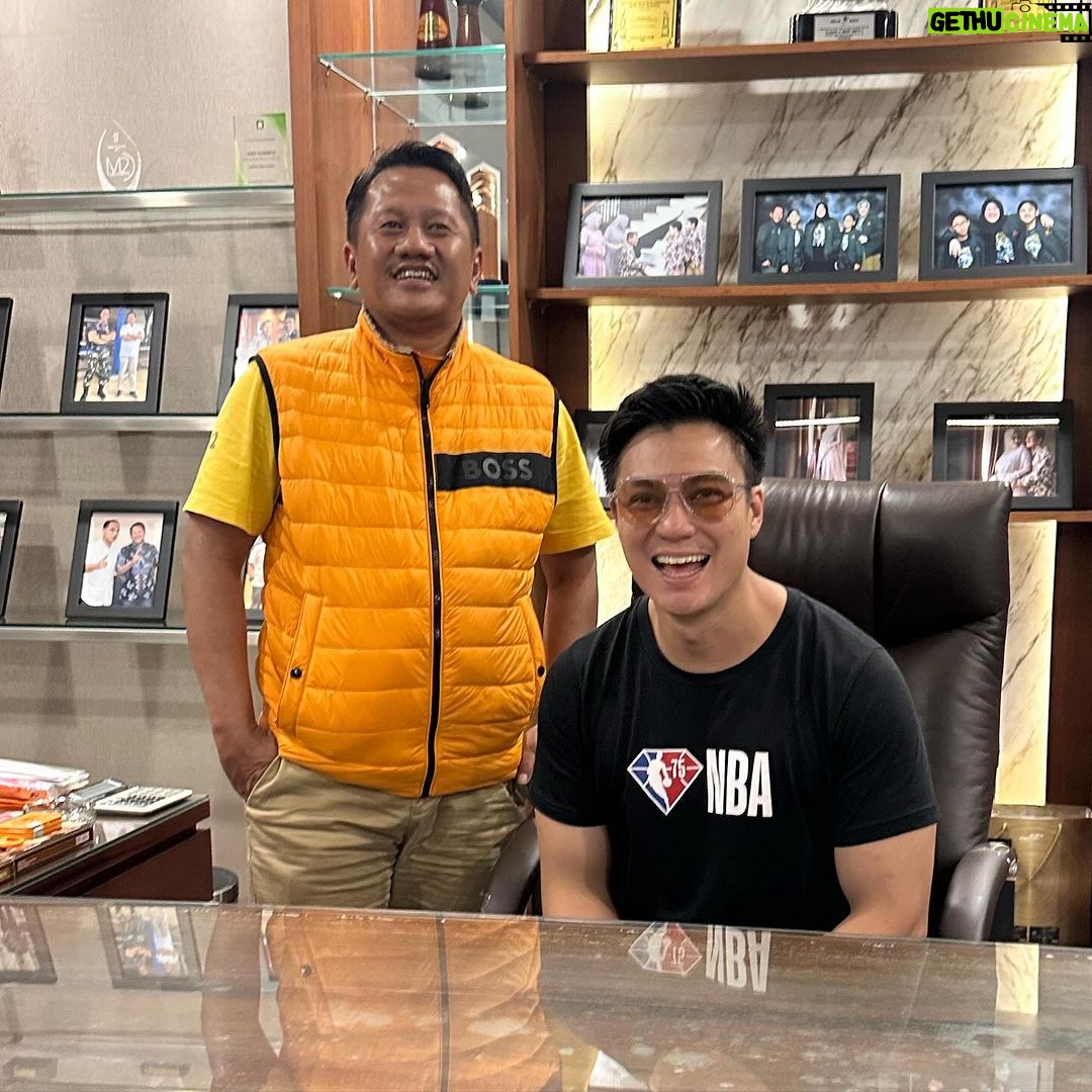 Baim Wong Instagram - Nyampe juga di tempat Crazy rich Grobogan Pak @js_buana !! Bangun jalan pake uang sendiri. Keren bgtt !! Kita meeting dulu ya di Jokowi Room 😎✌️ Bandung