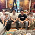 Baim Wong Instagram - Seneng bgt bisa ngobrol banyak. Salah tokoh panutan saya 😊🙏 Mas @emildardak makasih udah main ke kantor, @arumibachsin_94 makasih jg yaa dah mampir, mari kita gas ibu Arumi 🔥😝