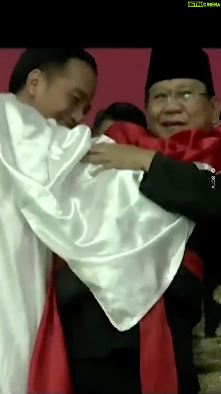 Baim Wong Instagram - Momen ini yg menyatukan ikatan batin antara Pak Jokowi dan Pak Prabowo💙 Terima kasih Mas Hanifan Yudani, kejadian ini selalu saya ingat. Sekarang mereka telat bersatu 🇮🇩