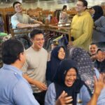 Baim Wong Instagram - Kalo sarungnya sebanyak ini, bisa buat slepet penipu giveaway berapa banyak ya 🤪 Siapa yang mau sarung cendana buat bulan puasa nanti ?? #cendanadisetiapsuasana