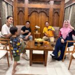 Baim Wong Instagram - Nyampe juga di tempat Crazy rich Grobogan Pak @js_buana !! Bangun jalan pake uang sendiri. Keren bgtt !! Kita meeting dulu ya di Jokowi Room 😎✌️ Bandung
