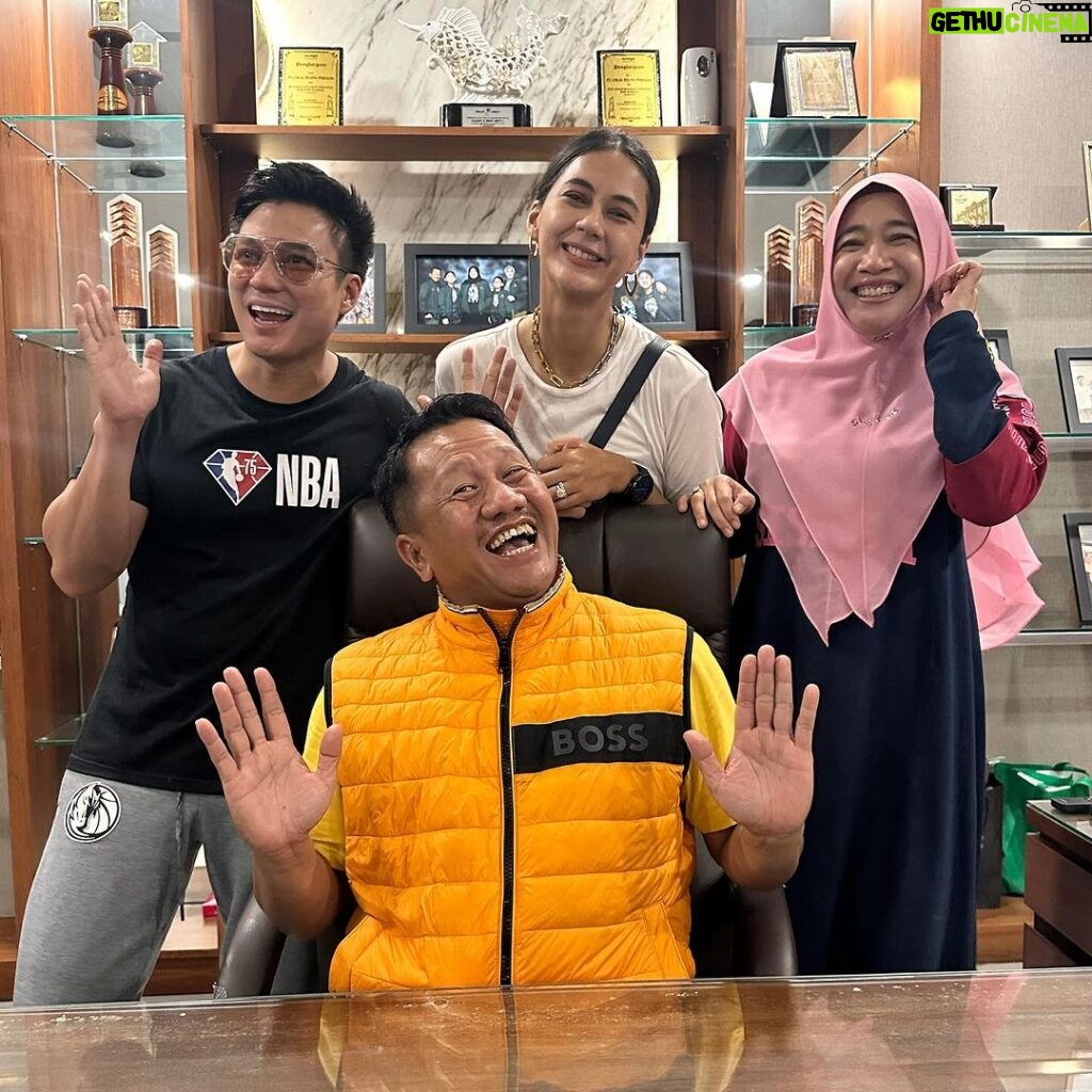 Baim Wong Instagram - Nyampe juga di tempat Crazy rich Grobogan Pak @js_buana !! Bangun jalan pake uang sendiri. Keren bgtt !! Kita meeting dulu ya di Jokowi Room 😎✌ Bandung