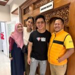 Baim Wong Instagram - Nyampe juga di tempat Crazy rich Grobogan Pak @js_buana !! Bangun jalan pake uang sendiri. Keren bgtt !! Kita meeting dulu ya di Jokowi Room 😎✌️ Bandung