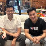 Baim Wong Instagram - Seneng bgt bisa ngobrol banyak. Salah tokoh panutan saya 😊🙏 Mas @emildardak makasih udah main ke kantor, @arumibachsin_94 makasih jg yaa dah mampir, mari kita gas ibu Arumi 🔥😝