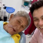 Baim Wong Instagram - Ga sengaja ketemu di jalan 🥲 Dah 10 thn ga bisa ngunyah, katanya gigi palsu mahal. Yuk kita culik langsung 😄💙 Kasih gigi terbaik