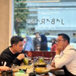 Baim Wong Instagram - Belajar dari yg menurut saya terbaik 🔥💙 Terima kasih waktunya Pak @ridwankamil , @jabarano_coffee makanannya enak bangettt 😍