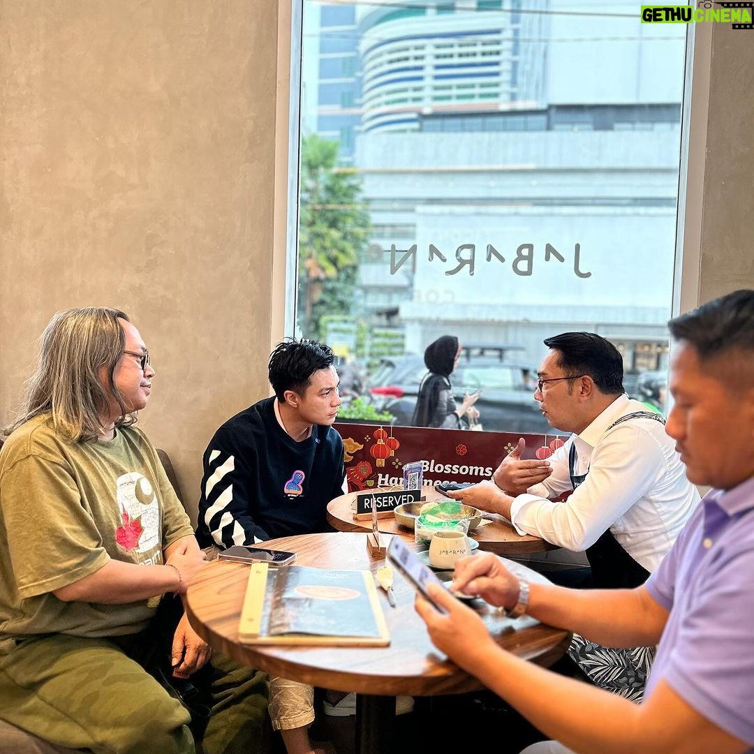 Baim Wong Instagram - Belajar dari yg menurut saya terbaik 🔥💙 Terima kasih waktunya Pak @ridwankamil , @jabarano_coffee makanannya enak bangettt 😍