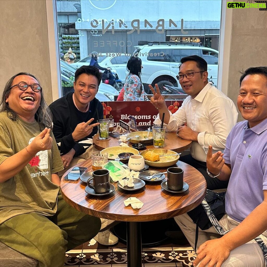 Baim Wong Instagram - Belajar dari yg menurut saya terbaik 🔥💙 Terima kasih waktunya Pak @ridwankamil , @jabarano_coffee makanannya enak bangettt 😍