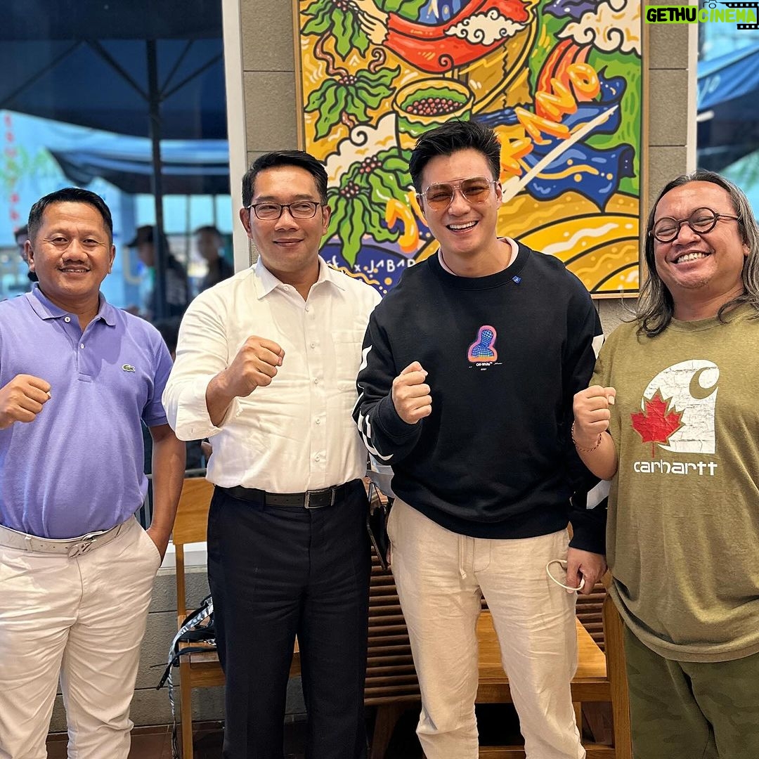 Baim Wong Instagram - Belajar dari yg menurut saya terbaik 🔥💙 Terima kasih waktunya Pak @ridwankamil , @jabarano_coffee makanannya enak bangettt 😍