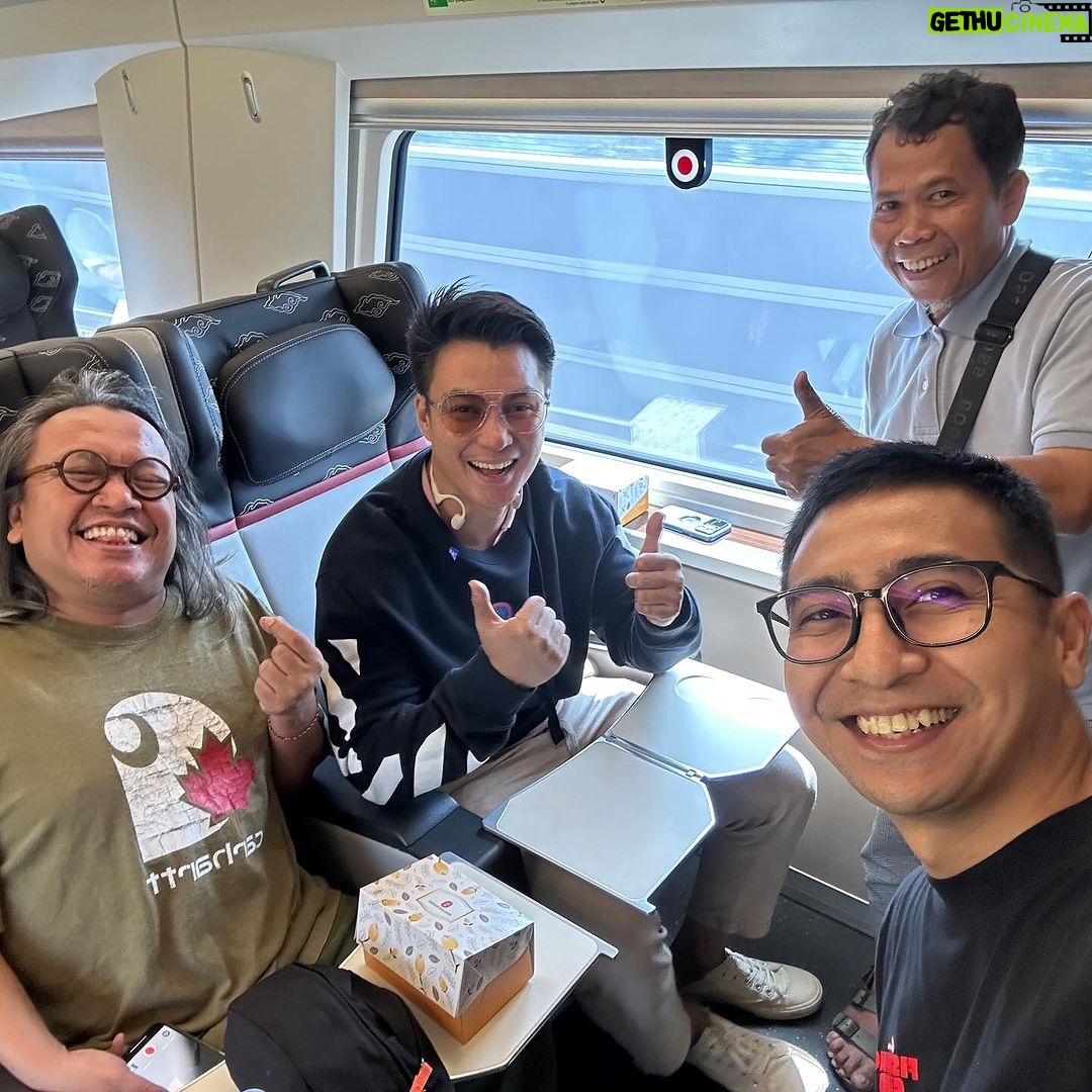 Baim Wong Instagram - Belajar dari yg menurut saya terbaik 🔥💙 Terima kasih waktunya Pak @ridwankamil , @jabarano_coffee makanannya enak bangettt 😍