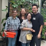 Baim Wong Instagram - Innalilahiwainnailaihirojiun.. Turut berduka cita untuk keluarga Bu Mul, baru ada kabar tadi pagi jam 9. Ibu Mul, tetangga saya yg blm lama ini kena musibah. Bukan suatu kebetulan, adanya kejadian itu,mengingatkan saya untuk menjaga hubungan dengan Bu Mul. Saya minta doanya untuk Ibu Mul, beliau adalah org yg baik, dan sebaik2nya org ketika meninggal, ketika dia didoakan oleh banyak org. Al Fatihah ❤️