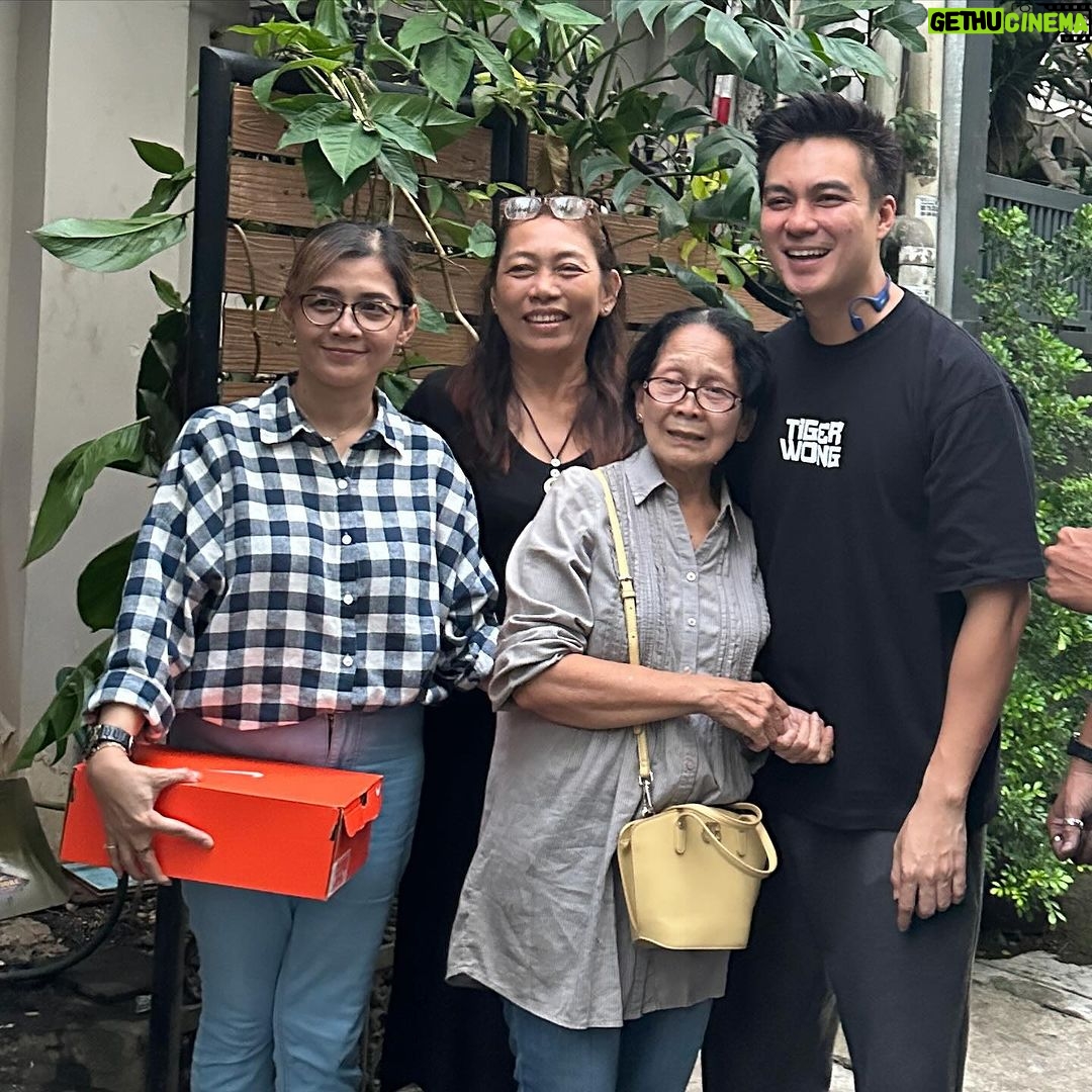 Baim Wong Instagram - Innalilahiwainnailaihirojiun.. Turut berduka cita untuk keluarga Bu Mul, baru ada kabar tadi pagi jam 9. Ibu Mul, tetangga saya yg blm lama ini kena musibah. Bukan suatu kebetulan, adanya kejadian itu,mengingatkan saya untuk menjaga hubungan dengan Bu Mul. Saya minta doanya untuk Ibu Mul, beliau adalah org yg baik, dan sebaik2nya org ketika meninggal, ketika dia didoakan oleh banyak org. Al Fatihah ❤️