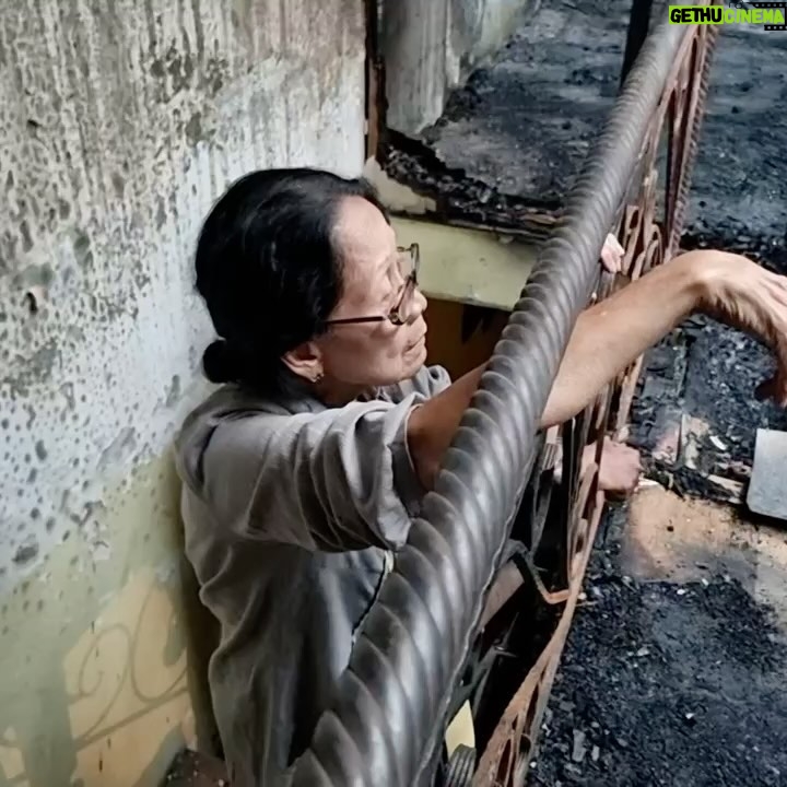 Baim Wong Instagram - Innalilahiwainnailaihirojiun.. Turut berduka cita untuk keluarga Bu Mul, baru ada kabar tadi pagi jam 9. Ibu Mul, tetangga saya yg blm lama ini kena musibah. Bukan suatu kebetulan, adanya kejadian itu,mengingatkan saya untuk menjaga hubungan dengan Bu Mul. Saya minta doanya untuk Ibu Mul, beliau adalah org yg baik, dan sebaik2nya org ketika meninggal, ketika dia didoakan oleh banyak org. Al Fatihah ❤️