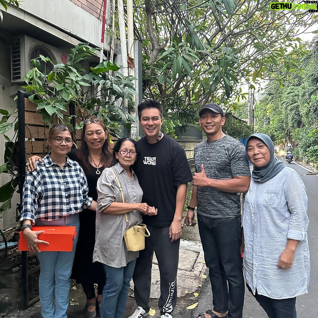 Baim Wong Instagram - Innalilahiwainnailaihirojiun.. Turut berduka cita untuk keluarga Bu Mul, baru ada kabar tadi pagi jam 9. Ibu Mul, tetangga saya yg blm lama ini kena musibah. Bukan suatu kebetulan, adanya kejadian itu,mengingatkan saya untuk menjaga hubungan dengan Bu Mul. Saya minta doanya untuk Ibu Mul, beliau adalah org yg baik, dan sebaik2nya org ketika meninggal, ketika dia didoakan oleh banyak org. Al Fatihah ❤️