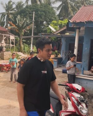 Baim Wong Instagram - Kejadian KDRT yg menimpa Ibu Nurlela ini membuat saya harus ke pulau Bangka. 

Ibu Nurlela hanya ingin bertahan hidup demi anak2nya. Walaupun mata sudah diremukkan, tangan patah, dagunya sudah robek, dia tetap tegar krn mendengar tangisan anaknya. Dia hanya berdoa, untuk dipanjangkan umurnya untuk bisa mengurus anak2nya. 
Dan setalah menjalani 3 kali oprasi, alhamdulilah skrg keadaan Ibu Nurlela sudah membaik walaupun harus kehilangan 2 matanya. 

Kita yg sehat2 seperti ini, jgn malas kalau harus mengurus anak. Ada org yg mau mengorbankan hidupnya demi masa depan anak.