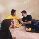 Baim Wong Instagram - Kejadian KDRT yg menimpa Ibu Nurlela ini membuat saya harus ke pulau Bangka. Ibu Nurlela hanya ingin bertahan hidup demi anak2nya. Walaupun mata sudah diremukkan, tangan patah, dagunya sudah robek, dia tetap tegar krn mendengar tangisan anaknya. Dia hanya berdoa, untuk dipanjangkan umurnya untuk bisa mengurus anak2nya. Dan setalah menjalani 3 kali oprasi, alhamdulilah skrg keadaan Ibu Nurlela sudah membaik walaupun harus kehilangan 2 matanya. Kita yg sehat2 seperti ini, jgn malas kalau harus mengurus anak. Ada org yg mau mengorbankan hidupnya demi masa depan anak. Tempilang,bangka Barat (benteng Kota)