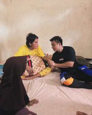 Baim Wong Instagram - Kejadian KDRT yg menimpa Ibu Nurlela ini membuat saya harus ke pulau Bangka. 

Ibu Nurlela hanya ingin bertahan hidup demi anak2nya. Walaupun mata sudah diremukkan, tangan patah, dagunya sudah robek, dia tetap tegar krn mendengar tangisan anaknya. Dia hanya berdoa, untuk dipanjangkan umurnya untuk bisa mengurus anak2nya. 
Dan setalah menjalani 3 kali oprasi, alhamdulilah skrg keadaan Ibu Nurlela sudah membaik walaupun harus kehilangan 2 matanya. 

Kita yg sehat2 seperti ini, jgn malas kalau harus mengurus anak. Ada org yg mau mengorbankan hidupnya demi masa depan anak.