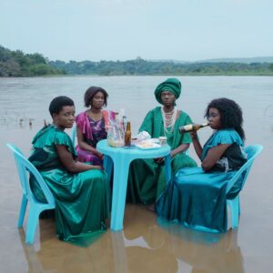 Baloji Tshiani Instagram - BALOJI EST TSHALA / 
Dans le titre « Matrone » Baloji interprète la chanson du point de vue de Tshala, l’un des 4 personnages principaux de son premier long métrage AUGURE. 
Au côté de la légendaire Mayra Andrade, l’artiste embrasse les codes couleurs, vestimentaires autant que la psychologie de son personnage. La bande originale du film AUGURE est faite en 4 volets musicaux (EP) écrits et composés du point de vue des 4 personnages principaux du film. C'est un complément, une backstory des personnages et une œuvre musicale à part entière.
👗Les propos homophobes qui circulent autour de ma tenue me rendent encore plus fier de ce geste. 
Le hasard fait que l’on sort ce titre à la veille de la Journée Internationale contre les Violences faites aux Femmes (ONU). Les nombreux rapports édifiants sur les hausses de violences, rapports d’emprise, viols ou micro-agressions sexistes (même si elles ne sont en réalité qu’un quart à se signaler) nous invitent, nous les hommes à tous porter la robe et penser du point du vue de l’autre.
🇬🇧 BALOJI IS TSHALA / 
In "Matrone", Baloji interprets the song from the point of view of Tshala, one of the 4 main characters in his first feature film AUGURE. Alongside the legendary Mayra Andrade, the artist embraces the color and dress codes as much as the psychology of her character. 
The AUGURE film soundtrack is a 4-part EP written and composed from the point of view of the film's 4 main characters. It's a complement, a backstory to the characters and a musical work in its own right.
👗The homophobic comments circulating around my dress make me even prouder of this move. 
By coincidence, we're releasing this track on the eve of the UN International Day Against Violence Against Women. The many edifying reports on the increase in violence, power abuse, rape and sexist micro-aggressions (even if in reality only a quarter of victims report to the police) invite us men to wear the dress and consider things from the other's point of view.