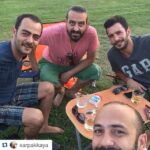 Barış Arduç Instagram – #Repost @sarpakkaya with @repostapp.
・・・
Yine mi güzeliz….
Dostlarla akşam keyfi… @arducbrs @keremfirtina @ozhansayhann