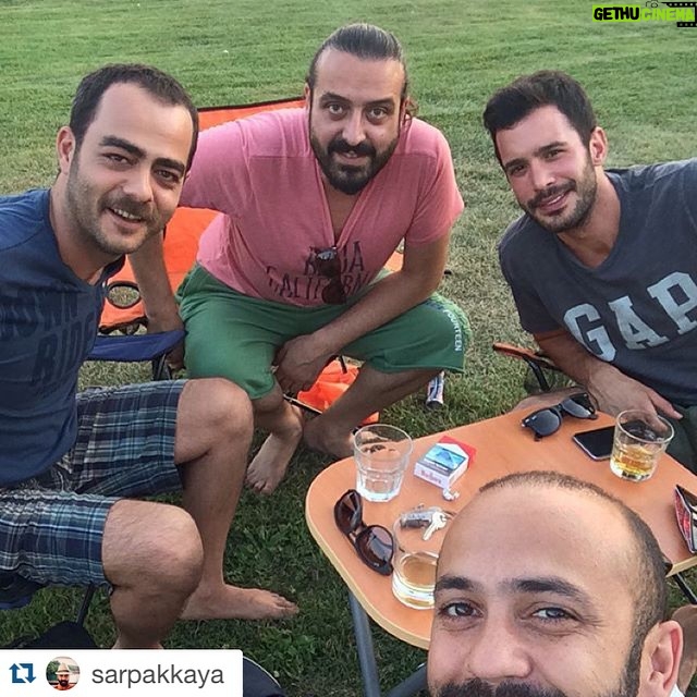 Barış Arduç Instagram - #Repost @sarpakkaya with @repostapp. ・・・ Yine mi güzeliz.... Dostlarla akşam keyfi... @arducbrs @keremfirtina @ozhansayhann