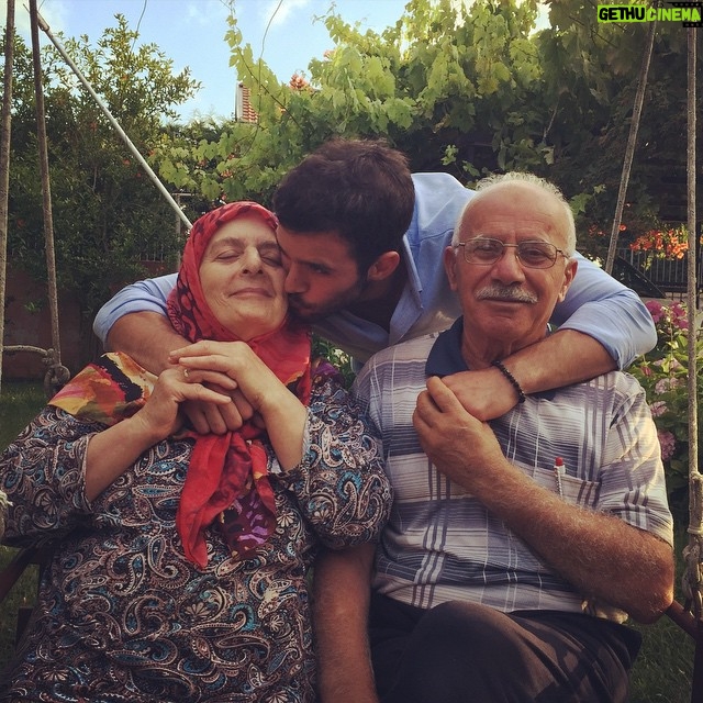 Barış Arduç - 370.5K Likes - Dedeyi neneyi sev, yeşili koru 😎✌️