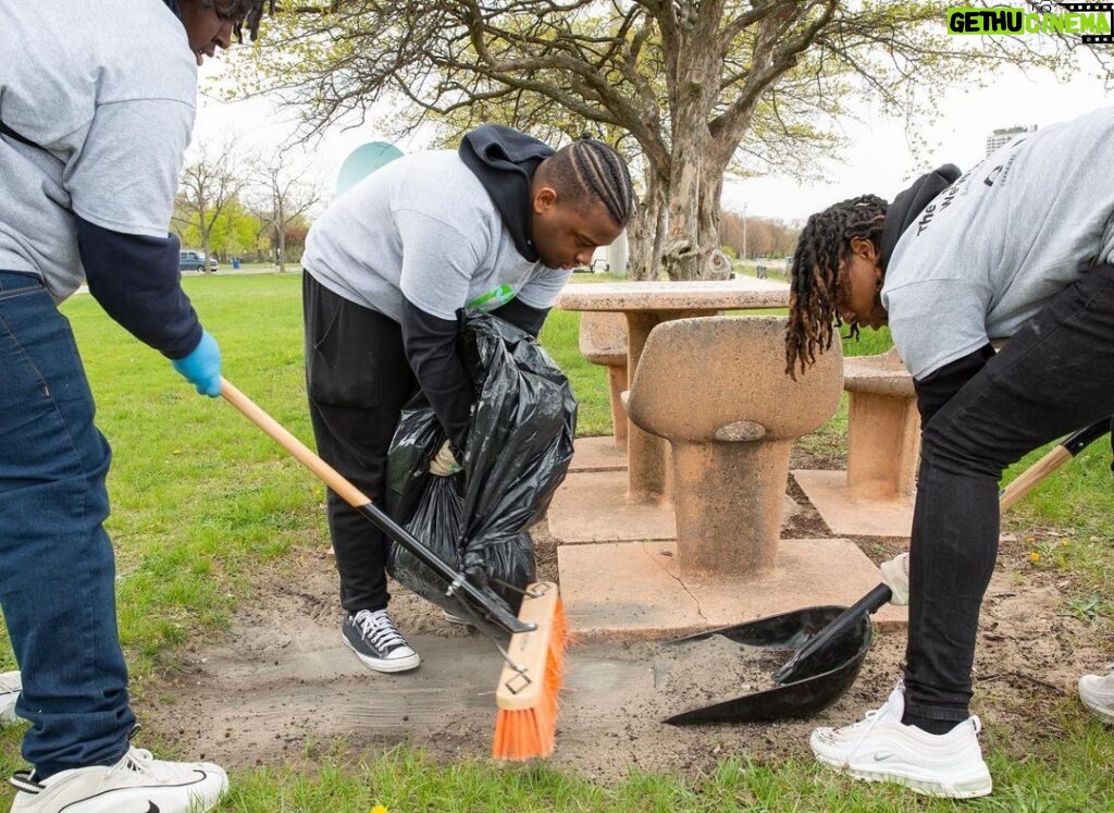 Barack Obama Instagram - Chicago knows how to show up! Thanks to all the volunteers who helped the @ObamaFoundation clean up Rainbow Beach, Washington Park, and Jackson Park—the future home of the Obama Presidential Center—for Earth Day. It’s great to see folks from the community, Obama Foundation staff and their families, and young people from @MBK_Alliance and @GirlsOpportunityAlliance come together to give back to our community.