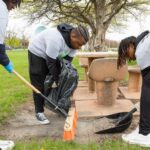 Barack Obama Instagram - Chicago knows how to show up! Thanks to all the volunteers who helped the @ObamaFoundation clean up Rainbow Beach, Washington Park, and Jackson Park—the future home of the Obama Presidential Center—for Earth Day. It’s great to see folks from the community, Obama Foundation staff and their families, and young people from @MBK_Alliance and @GirlsOpportunityAlliance come together to give back to our community.