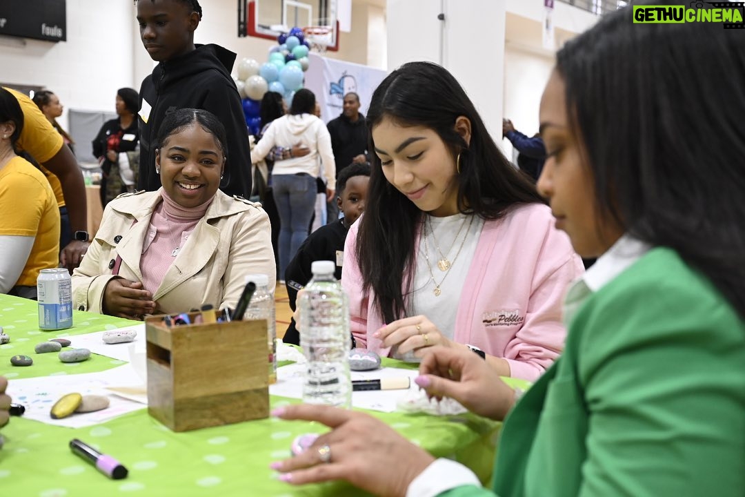 Barack Obama Instagram - Today we pay tribute to the extraordinary life and legacy of Dr. King, and reflect on the lessons he taught us. Thanks to everyone who joined the @ObamaFoundation to help pack food, write notes, and lend a hand in Chicago.